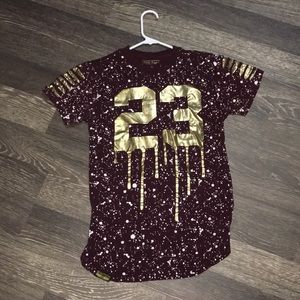 Men’s streetware shirt with rips in sleeves